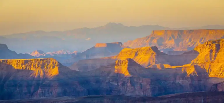 Beeindruckender Blick auf den Grand Canyon bei Sonnenuntergang, ideal für Afrika-Reisefotos.