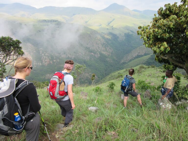 Erlebnisreicher Trekkingausflug in afrikanischer Landschaft.