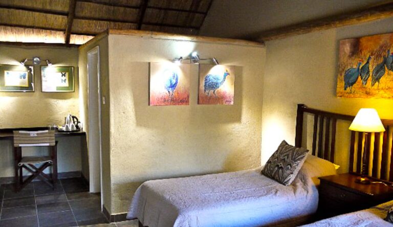 Unterkunft in einer afrikanischen Safari Lodge, stilvolle Zimmer mit afrikanischen Kunstwerken, ideal für Safari-Reisen.