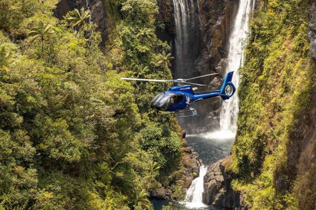 Helikopter fliegt über Wasserfall in afrikanischer Landschaft, Safari Lodge, Natur, Landschaft.