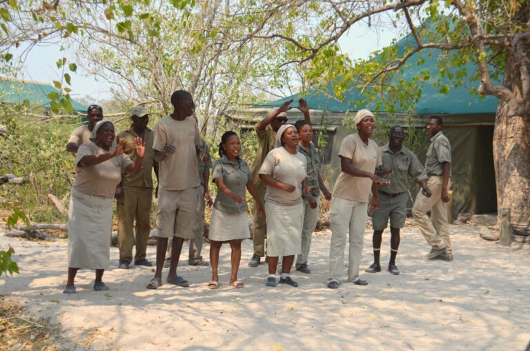 Menschen beim Tanz im Safari-Camp in Afrika.