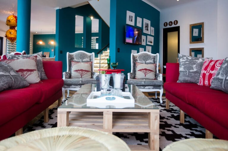 Gemütliches afrikanisches Wohnzimmer mit stilvollen Möbeln.