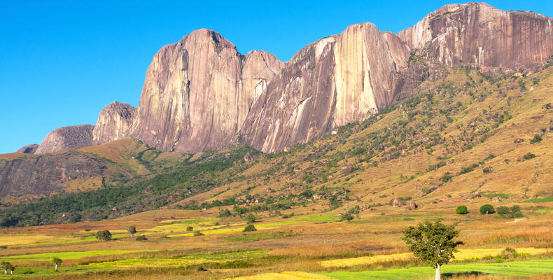 Kilimanjaro und Grasebene in Tansania, Afrika.