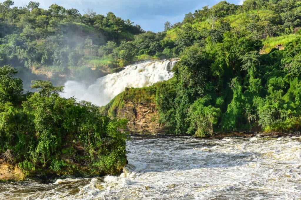 Wasserfall im dichten Dschungel, grünes Afrika-Reiseziel, Naturschönheit, Tier- und Pflanzenwelt.