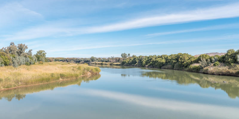 Flusslandschaft in Afrika, Fluss und Natur, afrikanische Reiseziele, Afrika Urlaub.