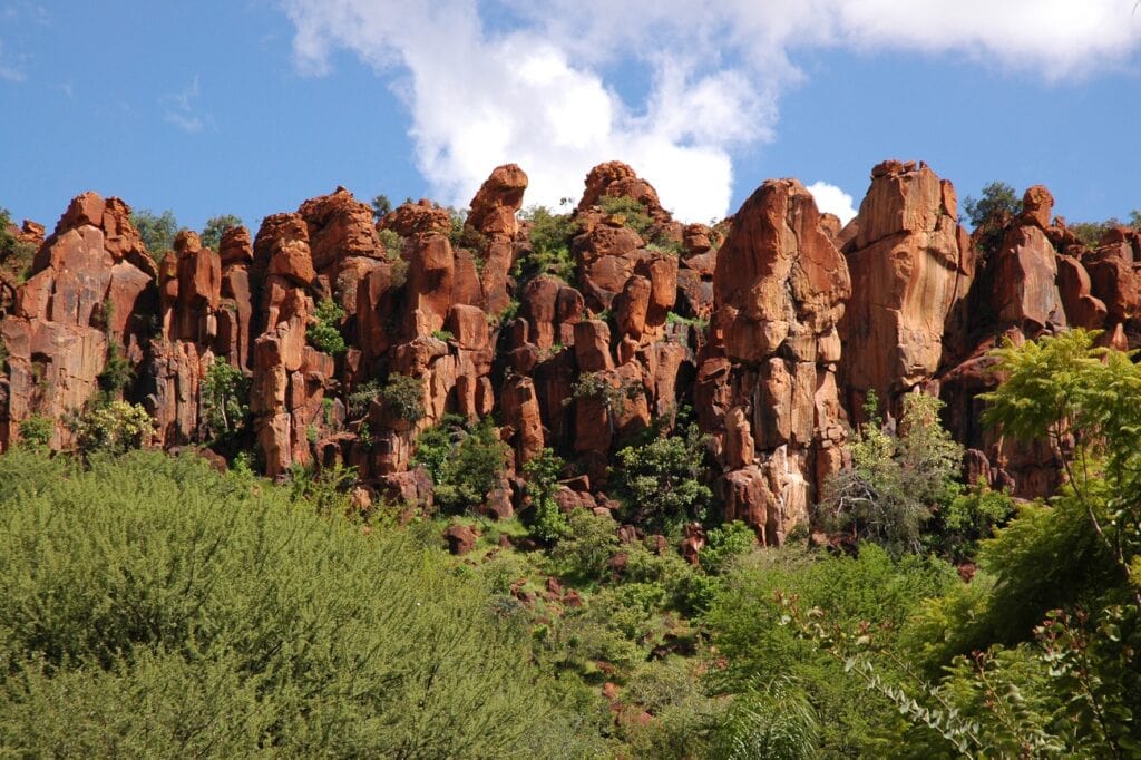 Beeindruckende rote Felsen im afrikanischen Naturpark, ideal für Safari und Naturerlebnisse.