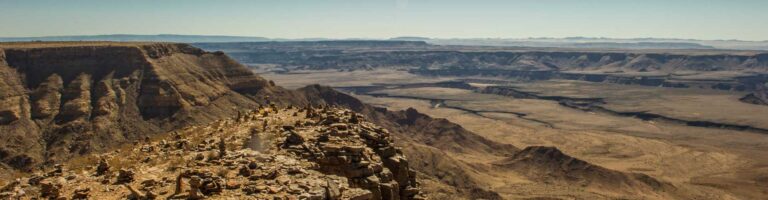 Atemberaubender Blick über afrikanische Wüste und Landschaften.