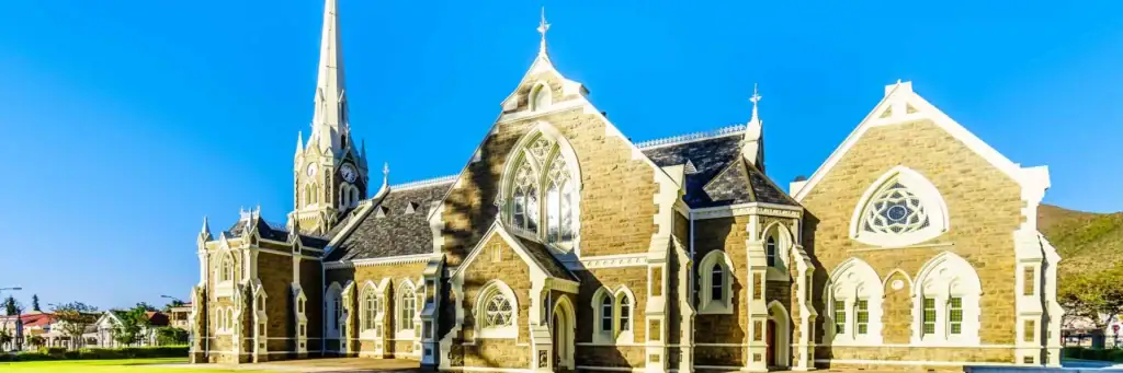 -alt text: Historische Kirche in Ostafrika, beeindruckende Architektur, Safari in Afrika, kulturelle Sehenswürdigkeit.