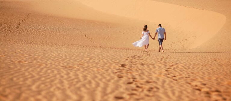 Romantisches Paar in der Sahara.