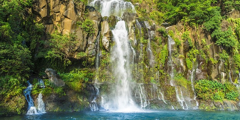 Natur Wasserfall in Afrika, tropische Vegetation, Reise Afrika, Abenteuertouren.