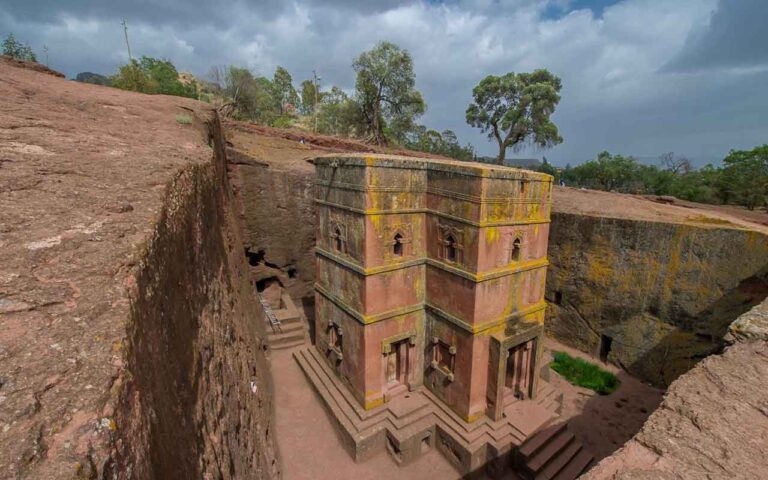 Alt-Text: Historisches Felsenkloster in Äthiopien, afrika, religiöse Stätte, UNESCO-Weltkulturerbe.