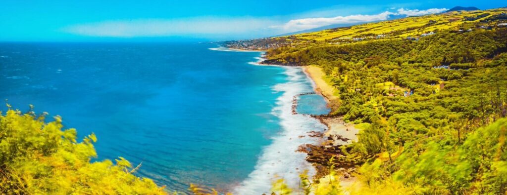 Blaue Meeresküste in Afrika, tropische Landschaft, Sonnenstrand, unvergesslicher Afrika-Urlaub.