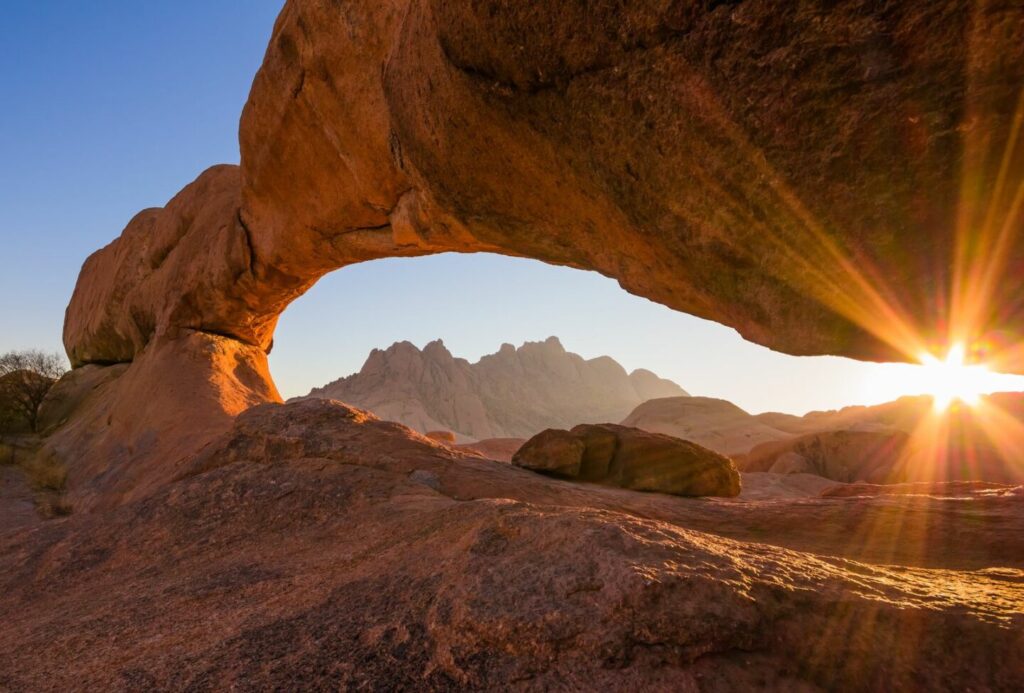 Berglandschaft mit Sandsteinfelsen, Afrikanische Wüstenlandschaft bei Sonnenaufgang, Namibia, Afrika, Naturreise.