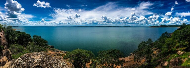 Panorama-Blick auf einen afrikanischen See mit Himmel und Wolken.
