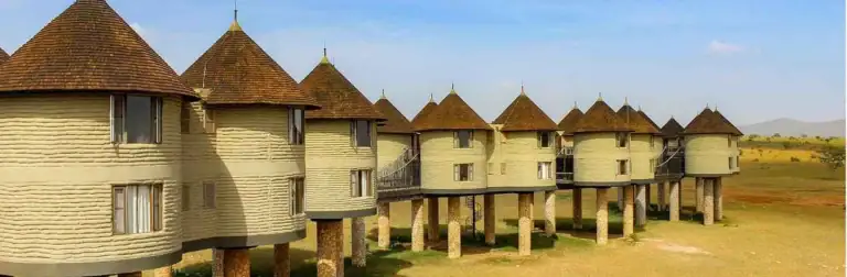 Altes afrikanisches Hotel auf Stelzen in der Savanne.