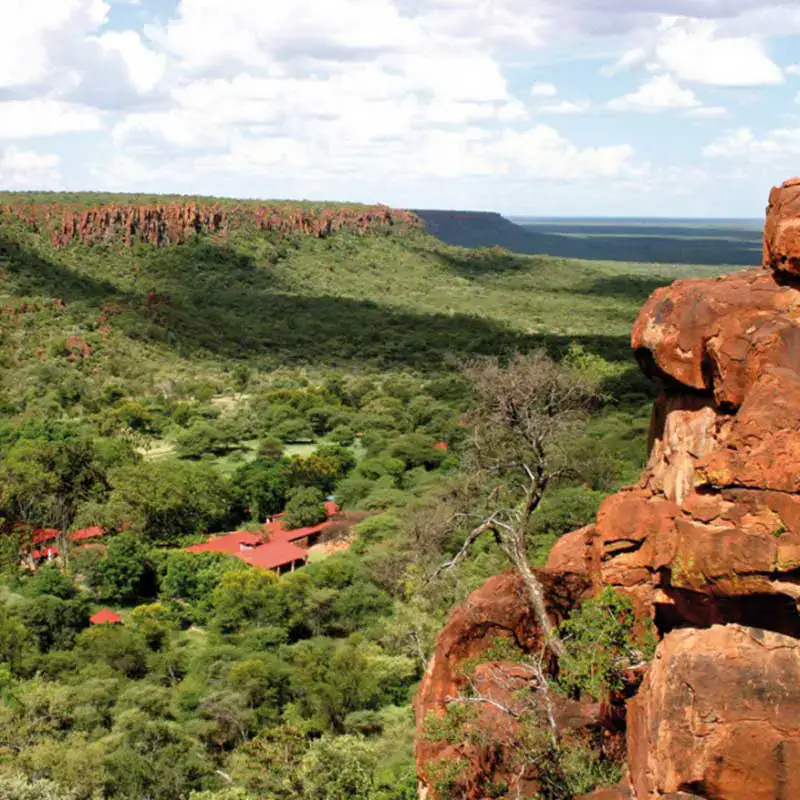Blyde River Canyon, beeindruckende afrikanische Naturlandschaft mit roten Felsen und üppiger Vegetation.
