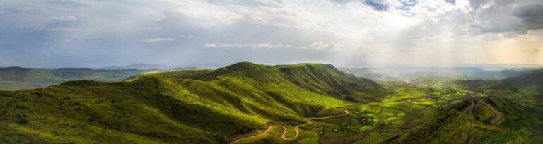 Panoramablick auf die grünen Hügel und Landschaft in Afrika, ideale Reiseziele.