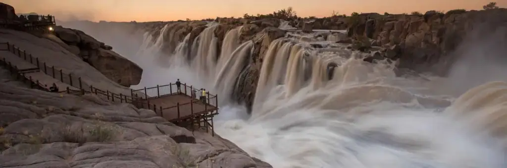 Spektakuläre Wasserfälle im Sunset-Licht, ideal für Abenteuer und Naturreise in Afrika.
