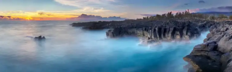 Felsen an der afrikanischen Küste bei Sonnenuntergang, ideal für Afrika-Reisen.