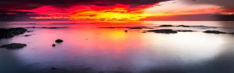 Beeindruckender Sonnenuntergang über dem Meer in Afrika, perfekte Kulisse für Naturliebhaber.