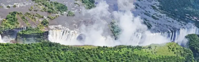 Atemberaubende Victoriafälle in Afrika mit üppiger Natur.