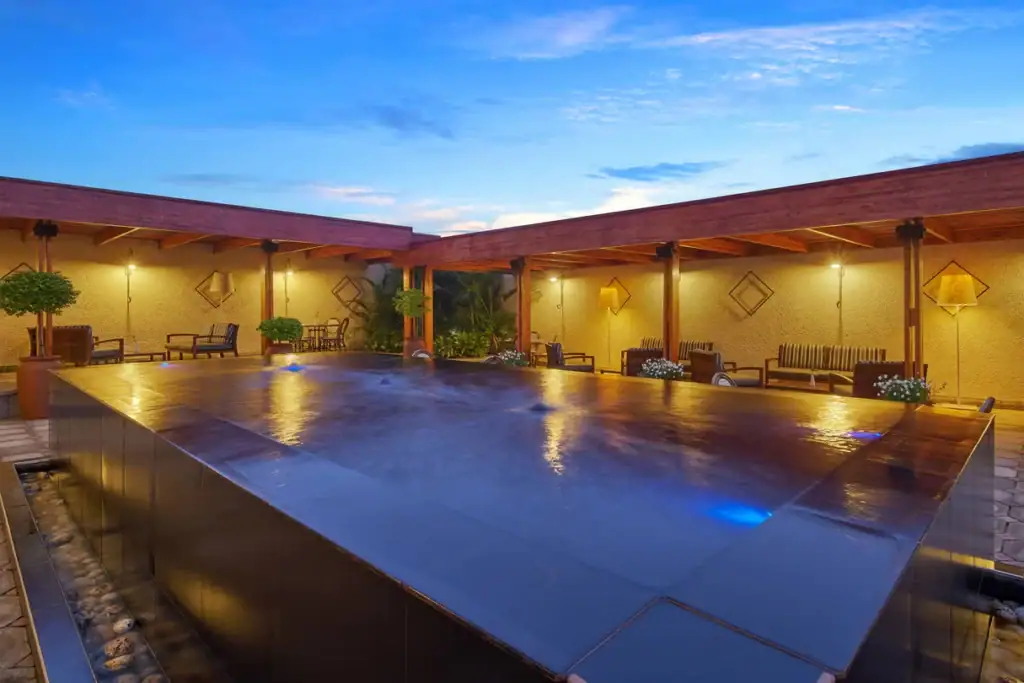 Eine luxuriöse Pool-Landschaft bei Sonnenuntergang in Afrika.