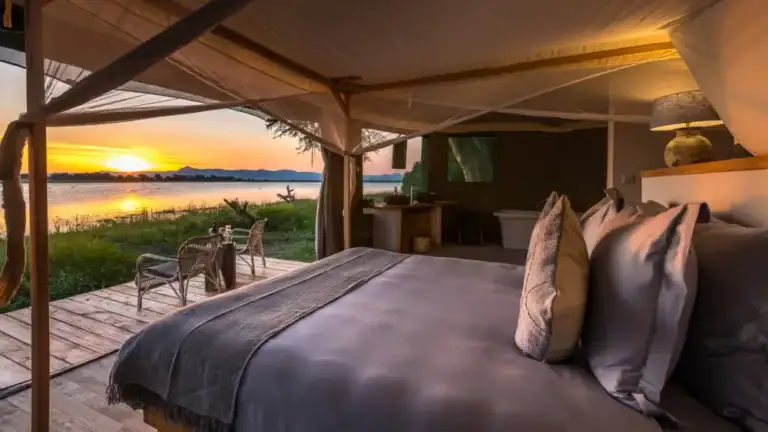 Luxus Safari Lodge mit Flussblick in Afrika.