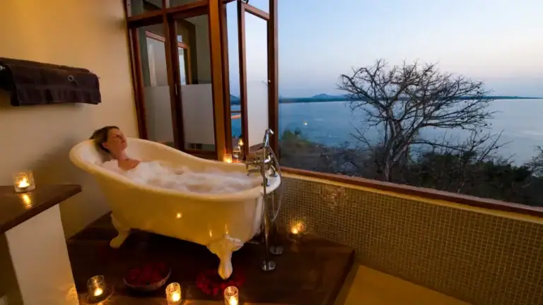 Entspannung in der Badewanne mit Blick auf afrikanischen Fluss, afrikanische Safari, Luxusreise Afrika.