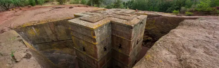 Altes Kloster in Lalibela, Äthiopien, mit traditionellem afrikanischem Einfluss in den Fels gemeißelt.