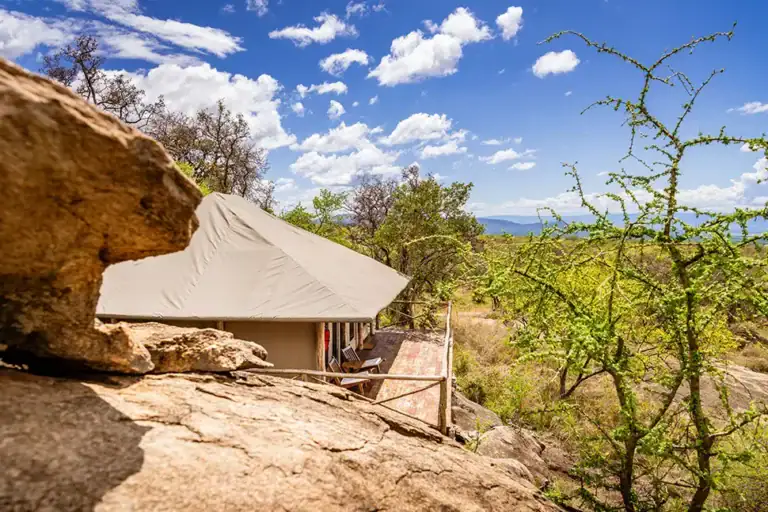 Vogelperspektive einer Safari-Lodge in Afrika mit Blick in die Natur.