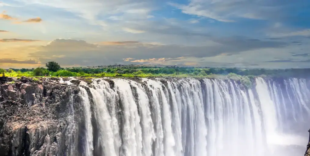 Wasserfälle im Viktoriafällen Nationalpark, Simbabwe, beeindruckende Afrikanature, Safari-Highlight.