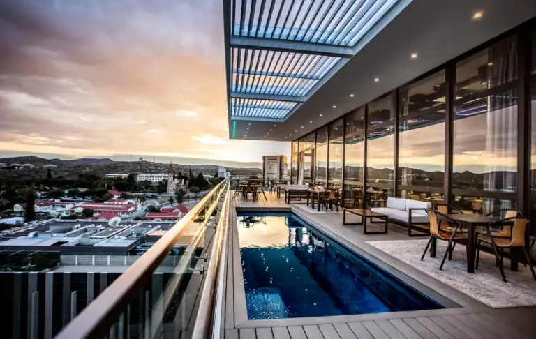 Luxushotel Dachterrasse mit Infinity Pool.