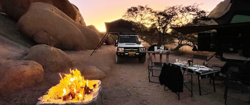 Garten mit Safari-Lager, afrikanische Landschaft, Tierbeobachtung, Natur, Afrika Erlebnis.