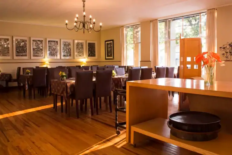 Innenaufnahme eines afrikanischen Restaurants mit stilvoller Einrichtung und natürlichem Licht.