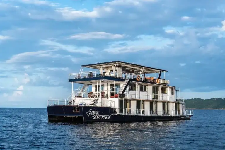 Luxus Safari Boot auf dem afrikansichen Wasser, perfekt für Tierbeobachtungen und Naturerkundungen.