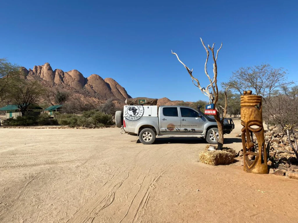 Mietwagen in Namibia auf einem Campingplatz