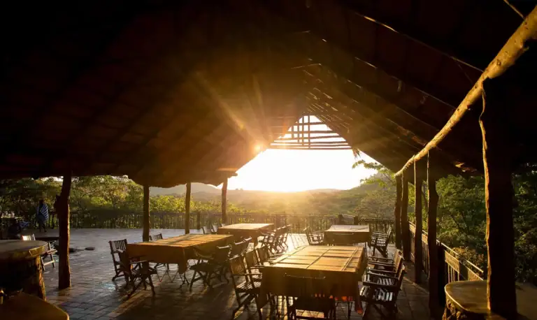 Helle Sonnenstrahlen durch Dachöffnung, afrikanisches Dinner, Naturblick, Safari Erlebnis.