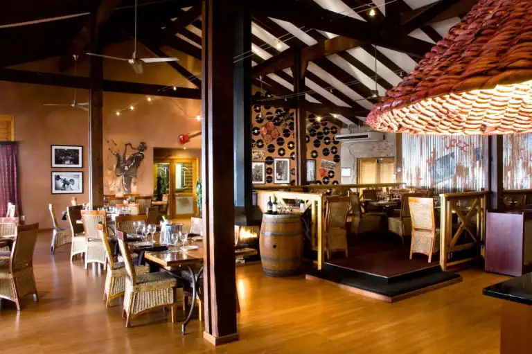 Innenaufnahme eines afrikanischen Restaurants mit Holzdecke, Musikelementen und gemütlicher Einrichtung.