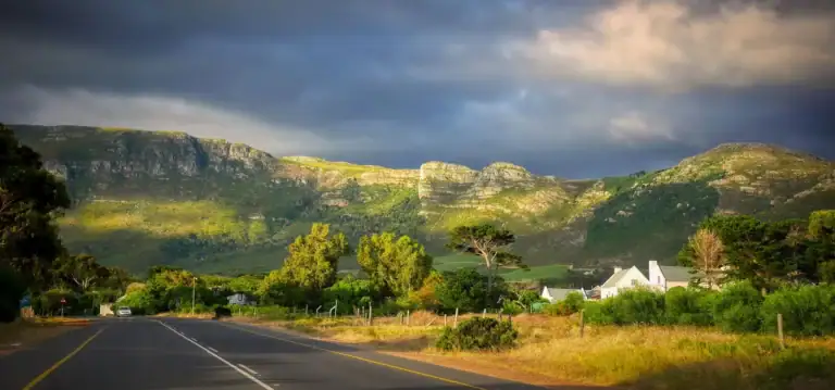 Berglandschaft in Südafrika, ideal für Safari und Naturerlebnis in Afrika.
