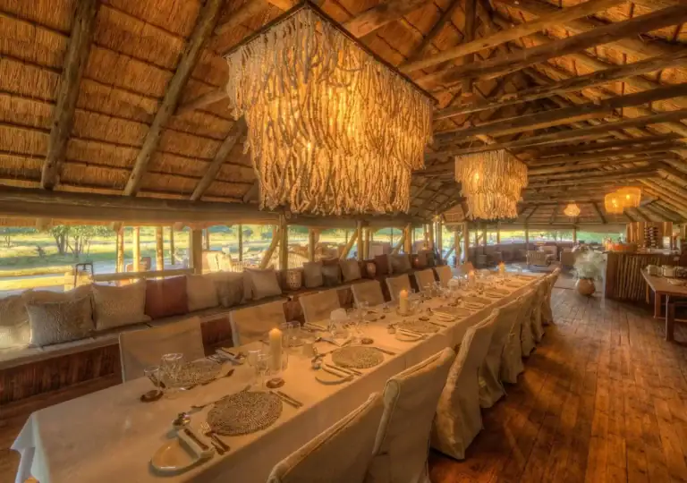 Luxus-Safari-Restaurant mit traditionellem afrikanischem Dekor und natürlichem Holzdesign.