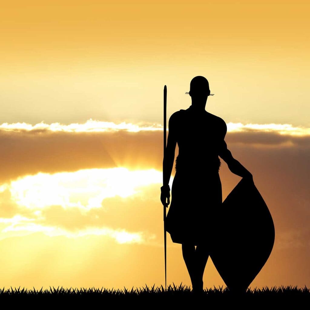 Silhouette eines Menschen bei Sonnenuntergang in Afrika, mit traditionellen kulturellen Elementen.