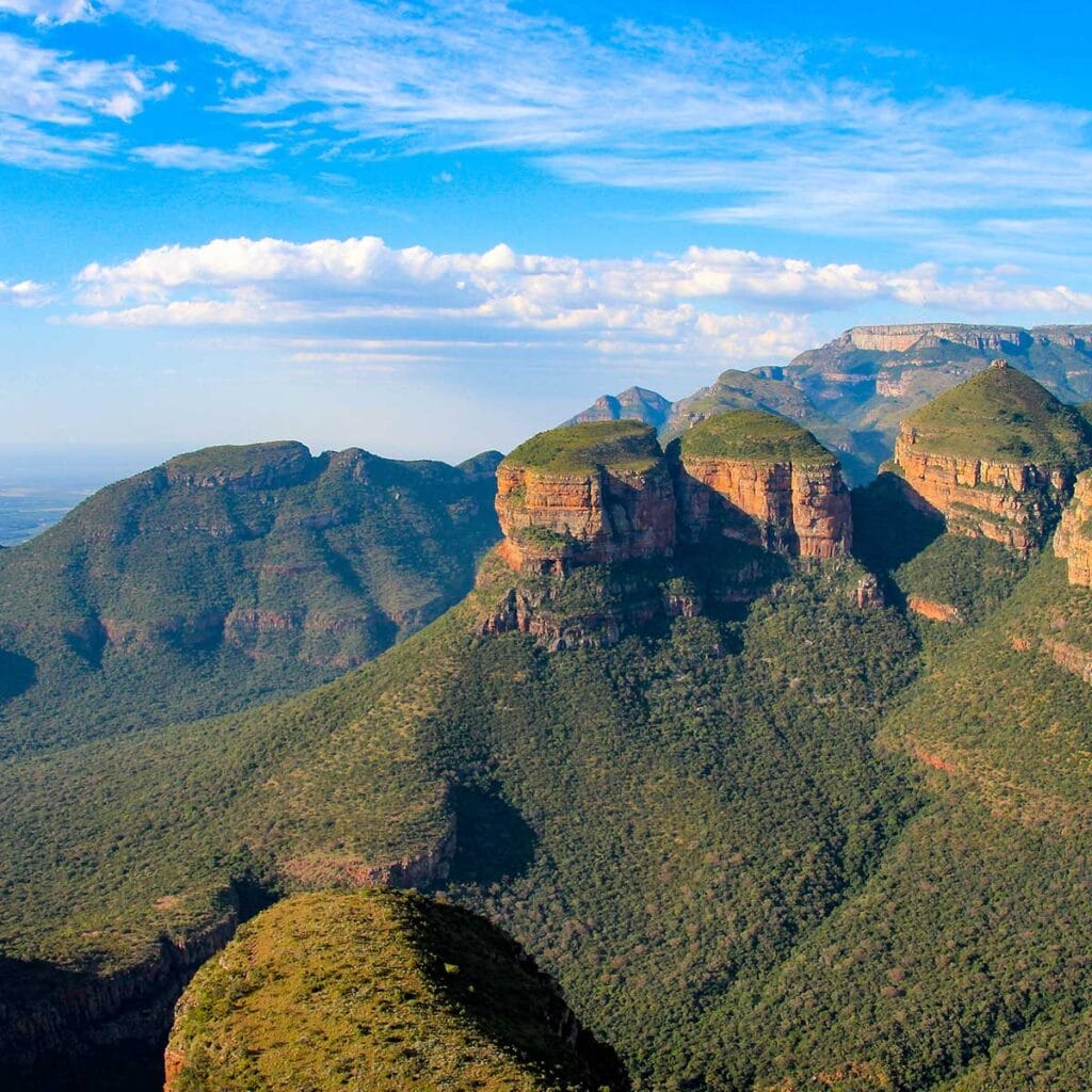 Spektakuläre afrikanische Landschaft in den Drakensbergen, ideal für Safari, Wandern und Naturreisen in Südafrika.