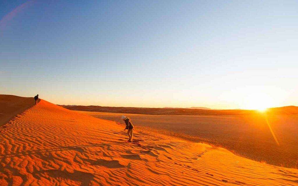 Namibia mit Kindern erkunden Düne im Abendlich