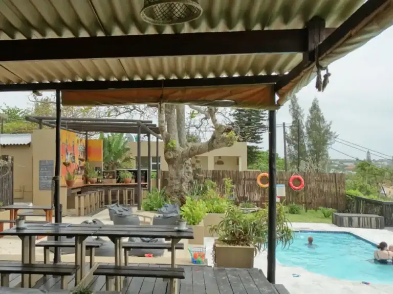 Gemütliche Bar und Pool im afrikanischen Ferienresort.