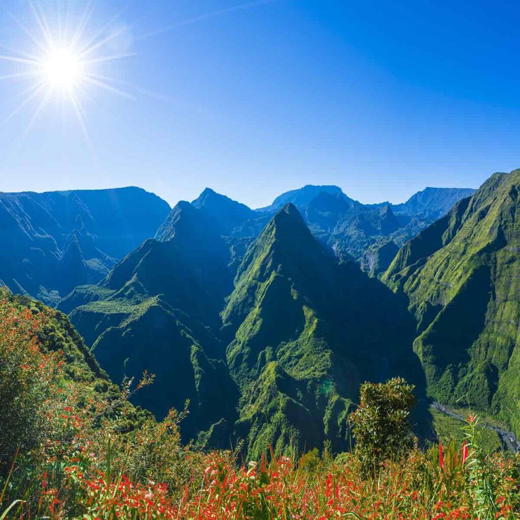 Hochwertige Sonnenaufnahme der grünen Berge in Afrika, ideal für Afrikareisen und Naturliebhaber.