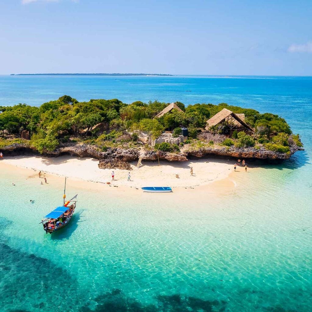 Bunte Dhaus vor türkisem Wasser, tropischer Strand, L'ile in Afrika, Boot, Meer, Sonne.
