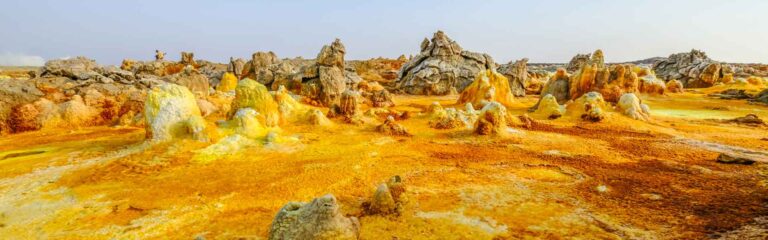 Afrika-Wüste mit bunten Mineralablagerungen in Tansania, perfekt für Abenteuerreise.