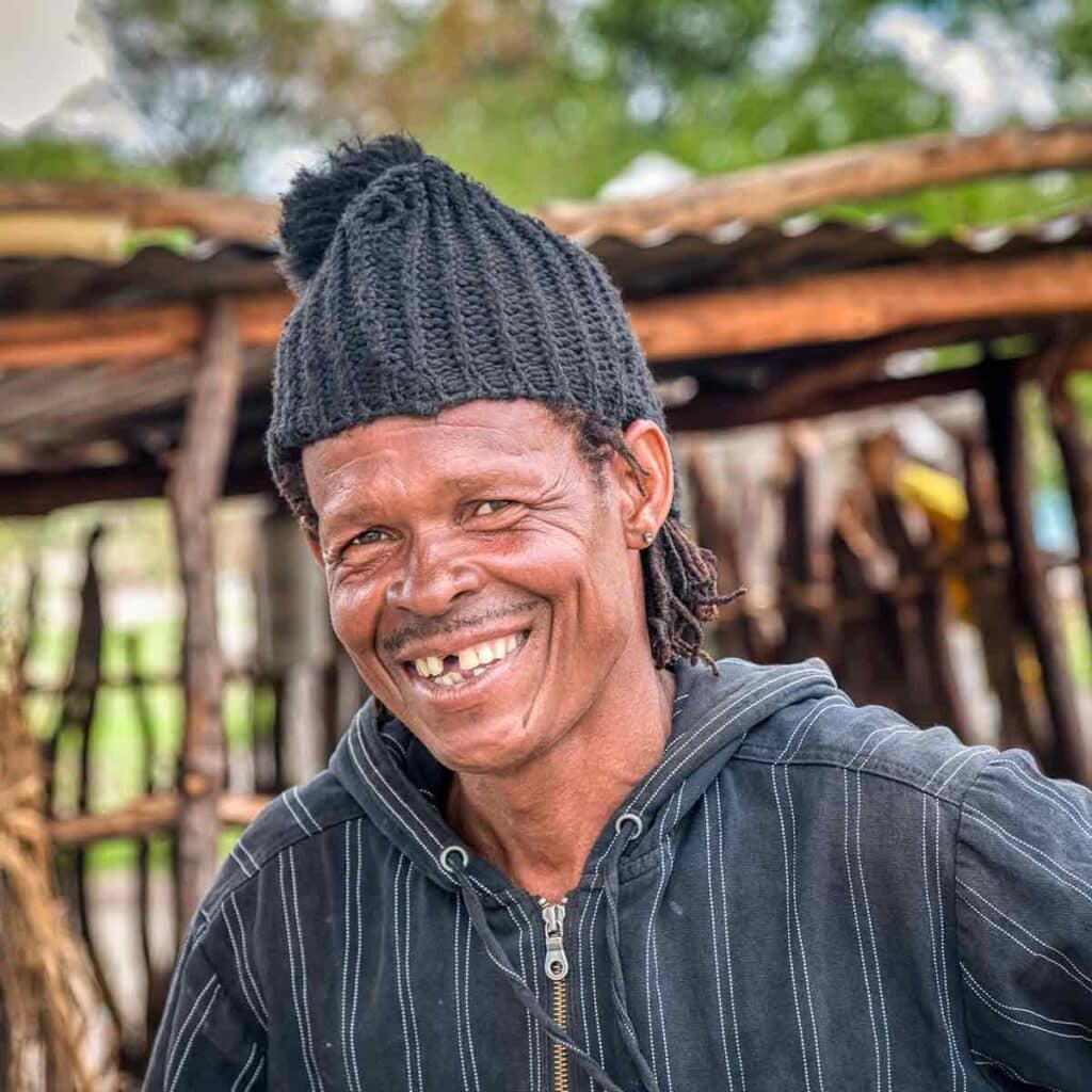 Lächelnder Mann in afrikanischer Kulisse.