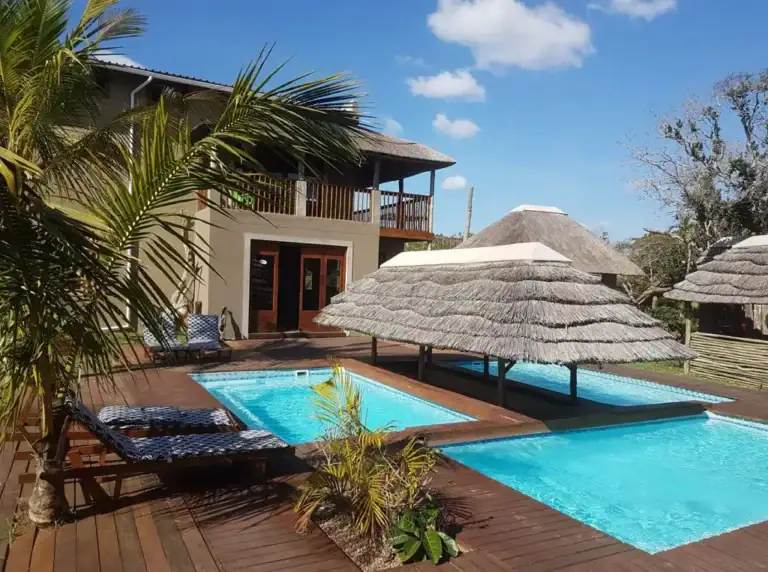 Entspannender Pool im afrikanischen Reisecamp, perfekter Ort für Afrika Erlebnisreisen.