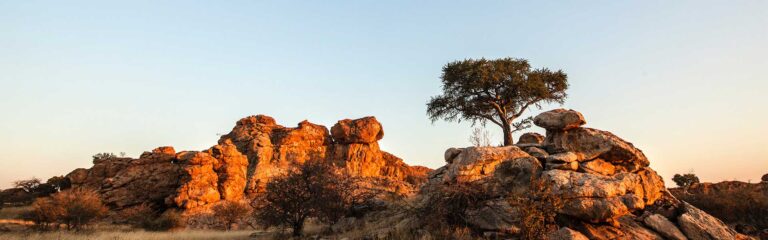 Alte Felsen in der afrikanischen Savanne, Sonnenuntergang, Wildtiere, Natur.
